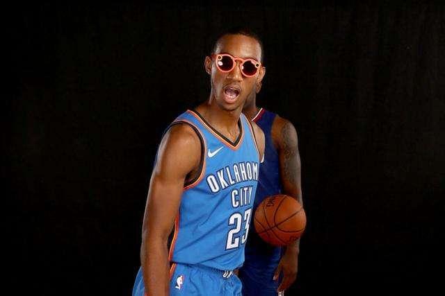 周琦15+9首钢胜深圳 郭艾伦40分广州不敌北控